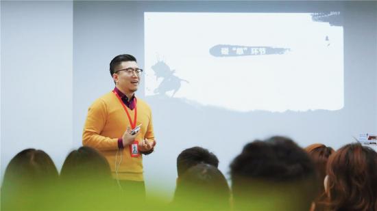 2018年底,杜鹏为企业新入职员工举行培训.